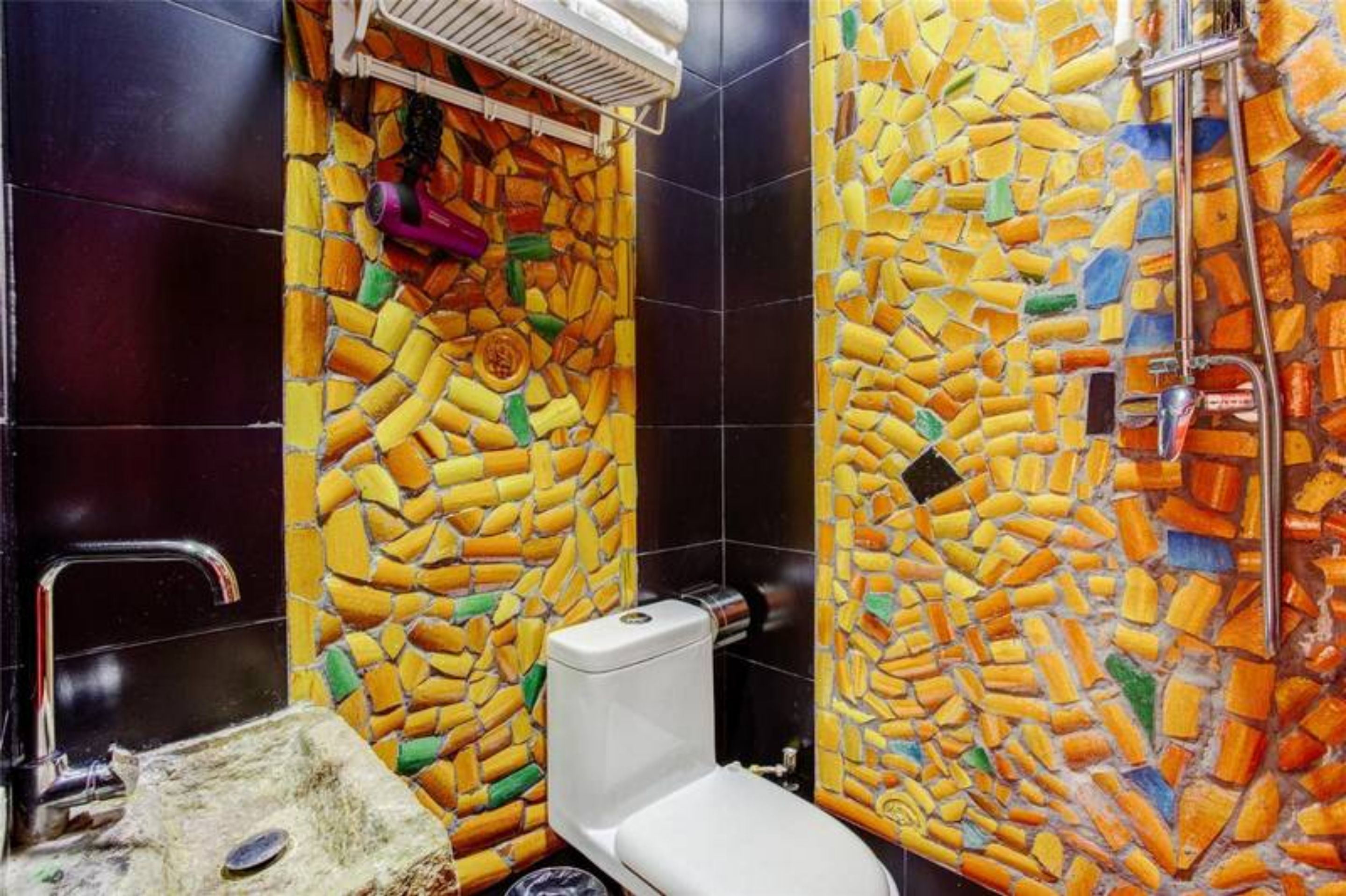 House | Bathroom | Shower, rainfall showerhead, free toiletries, hair dryer