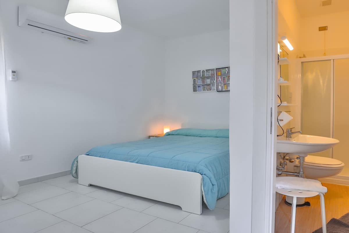 Standard Room | Bathroom | Shower, rainfall showerhead, free toiletries, hair dryer