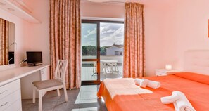 Minibar, in-room safe, WiFi (free), bed sheets - Hotel Delfa (Capaccio-Paestum)