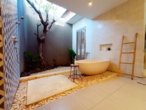 Executive-Villa, 2 Schlafzimmer, Bergblick | Badezimmer | Badewanne und Dusche (separat), Komfortbadewanne, Regendusche