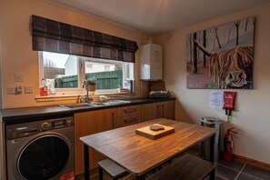 House | Private kitchen | Fridge, microwave, oven, stovetop - Allanvale Holiday Home - Inverness - Dog Friendly (Inverness)