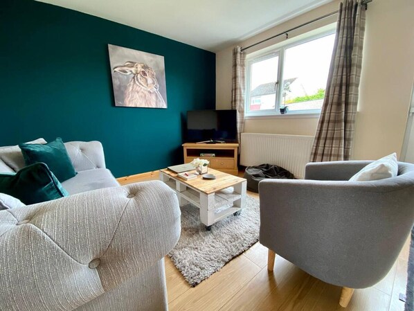 House | Living room | TV - Allanvale Holiday Home - Inverness - Dog Friendly (Inverness)