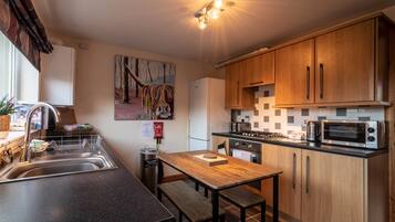 House | Private kitchen | Fridge, microwave, oven, stovetop