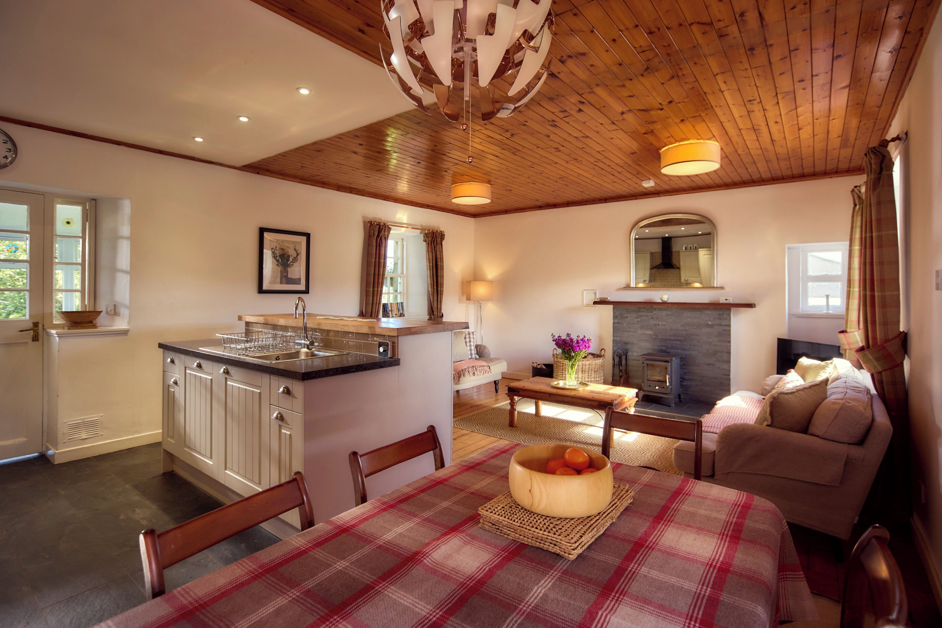 Un interior acogedor con comedor, cocina y sala de estar.