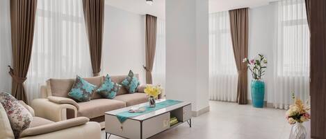 顶层房, 4 间卧室 | 起居区 | 平板电视