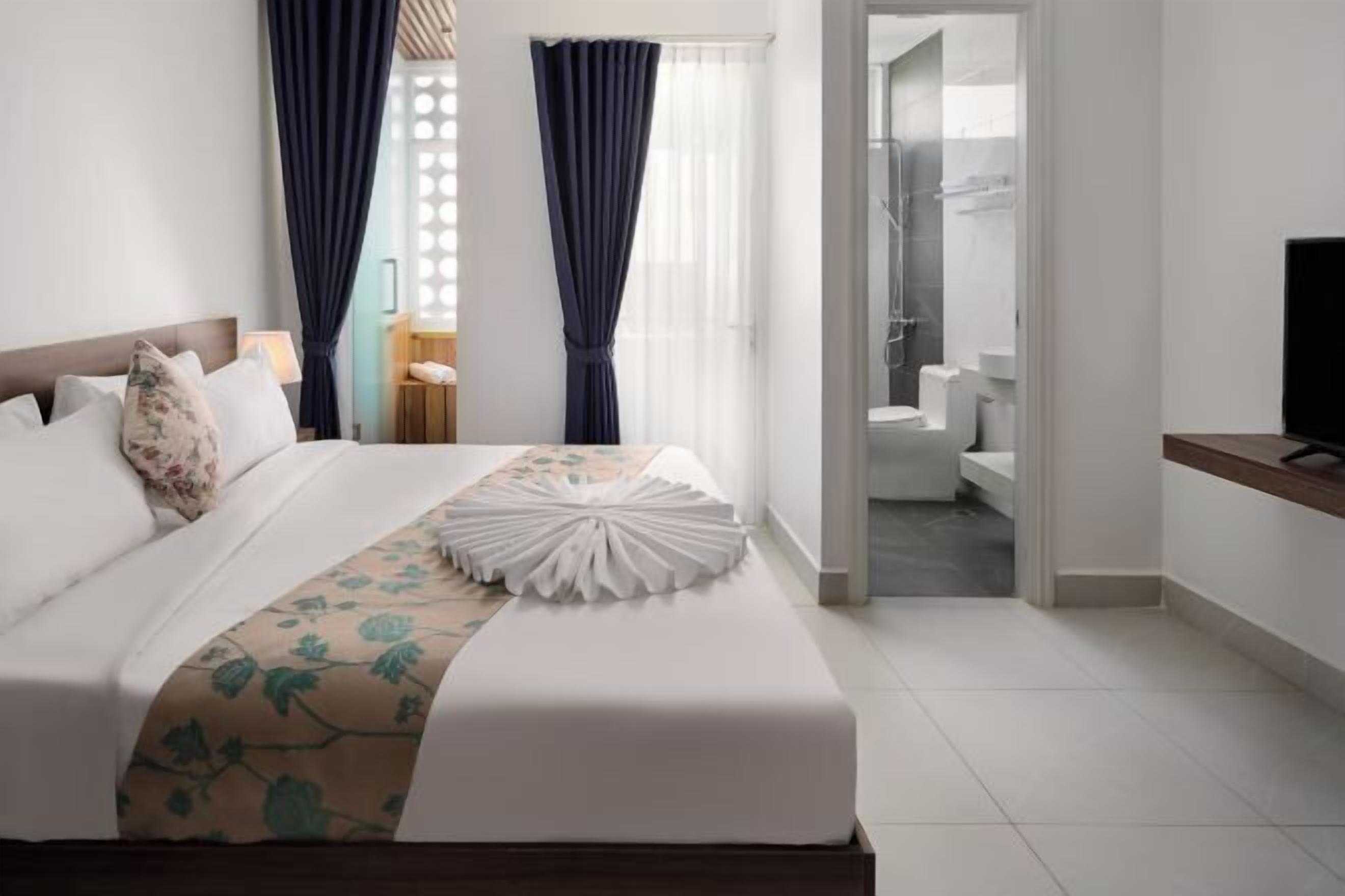 Premium bedding, pillowtop beds, minibar, in-room safe