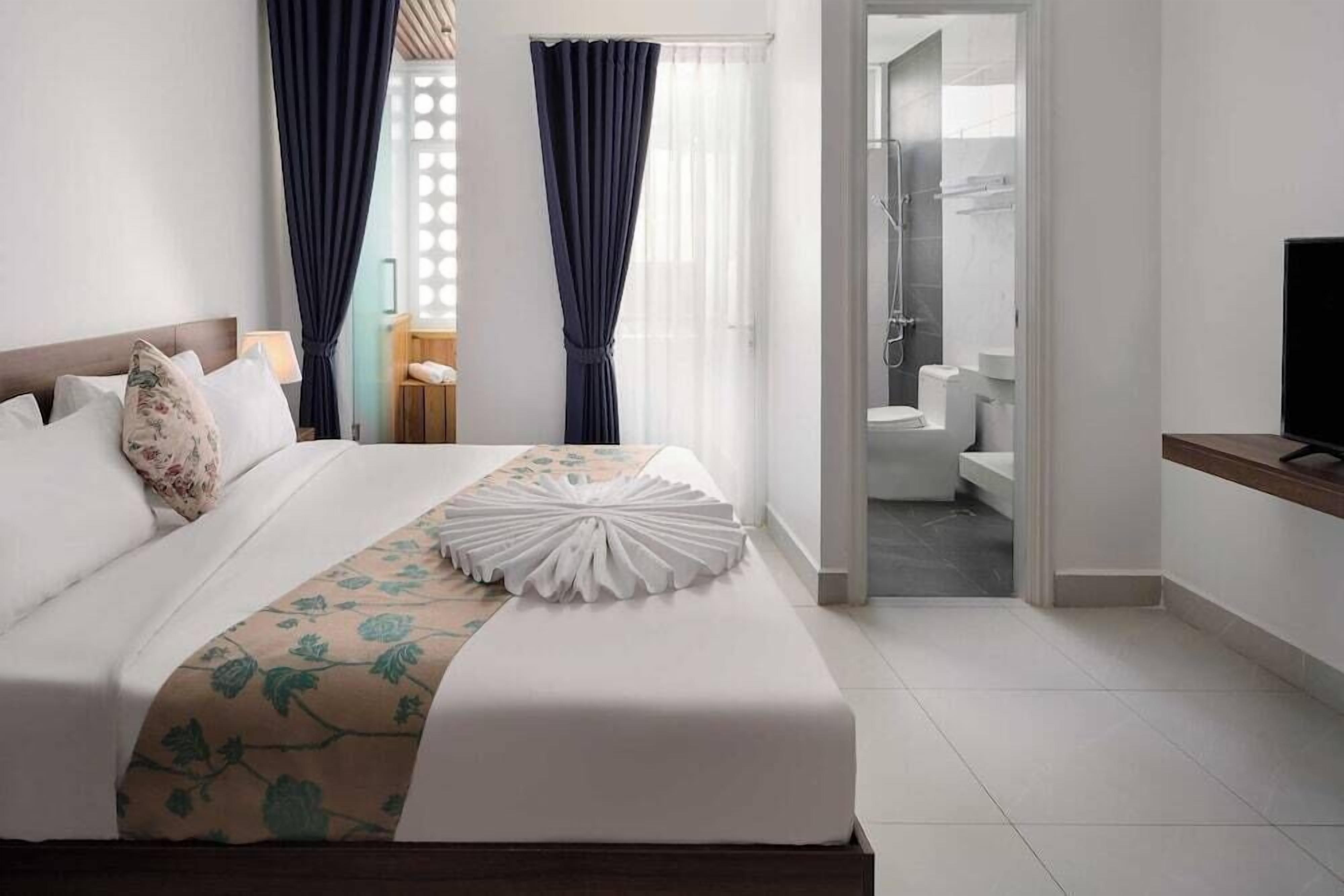 Seprai premium, bantalan ekstra lembut, minibar, dan brankas