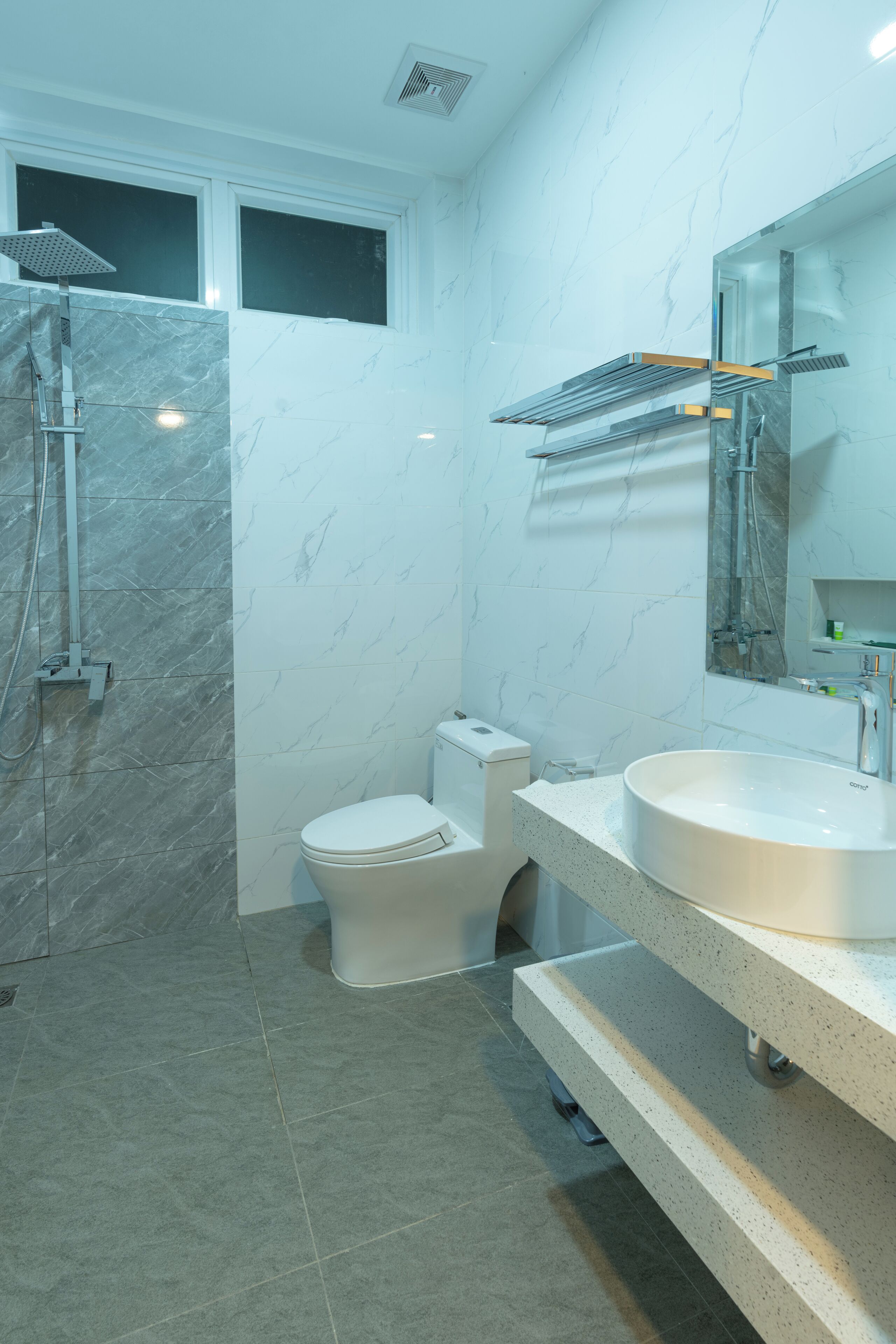 Separate bathtub and shower, free toiletries, hair dryer, slippers