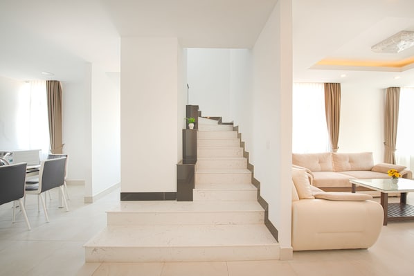 Cobertura, 4 quartos | Sala de estar | TV de tela plana