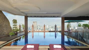 Indoor pool, sun loungers