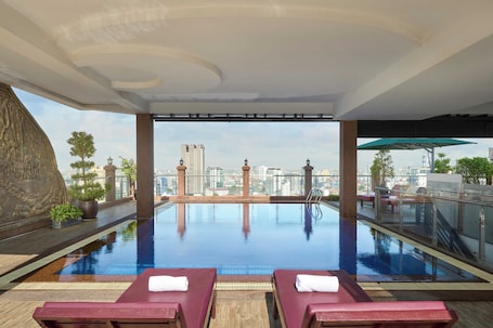 Una piscina techada, sillones reclinables de piscina