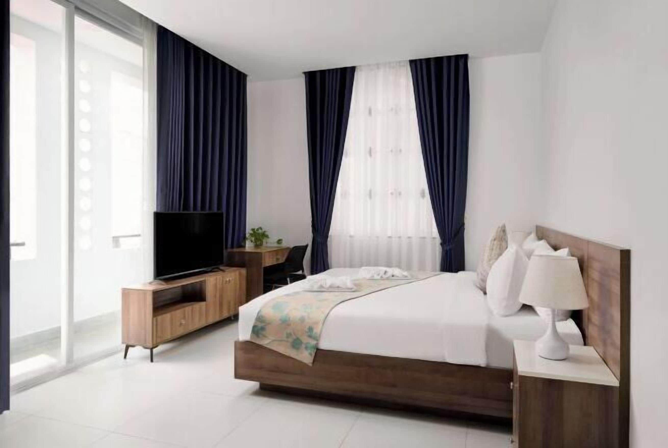 Premium bedding, pillowtop beds, minibar, in-room safe