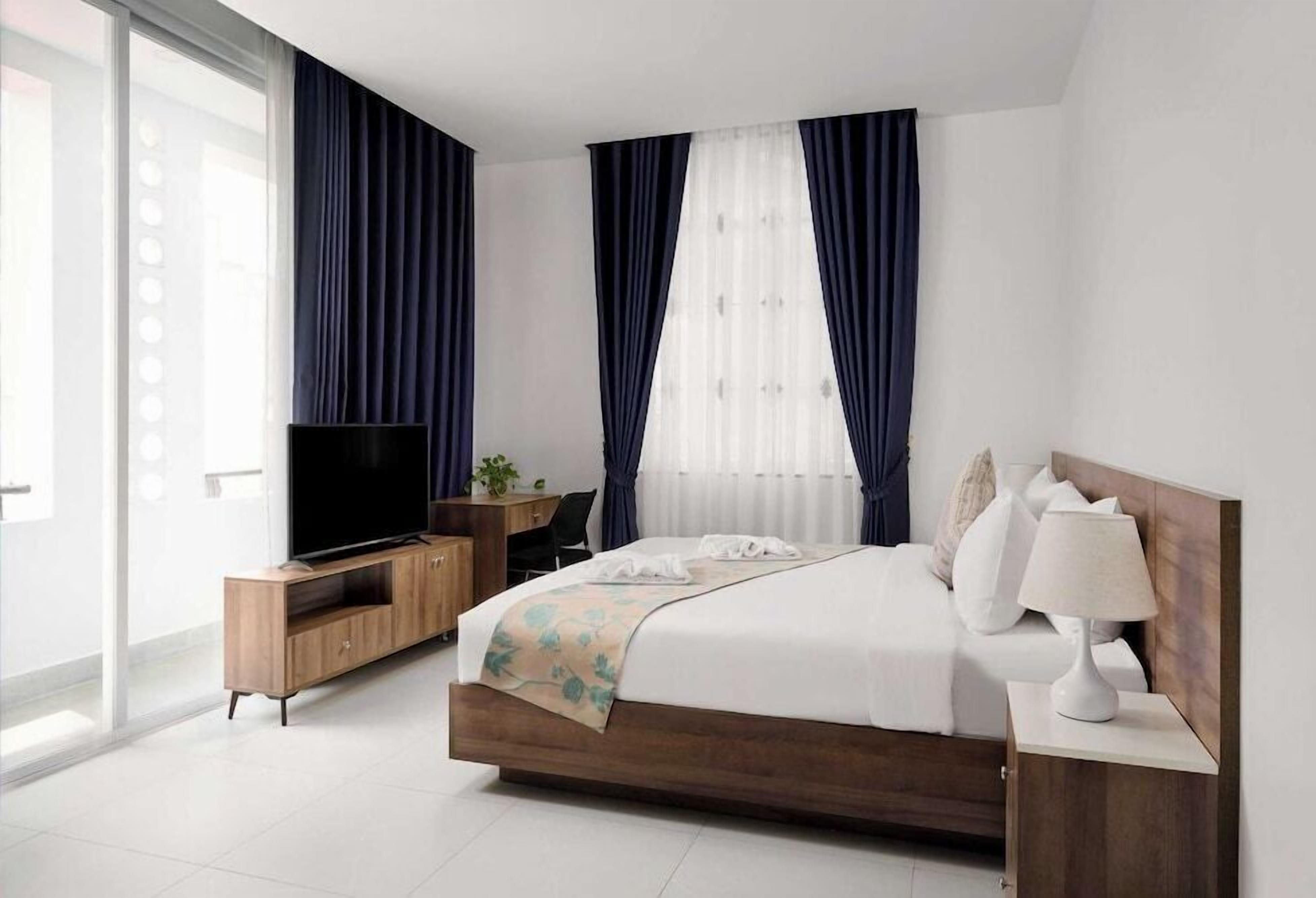 Seprai premium, bantalan ekstra lembut, minibar, dan brankas