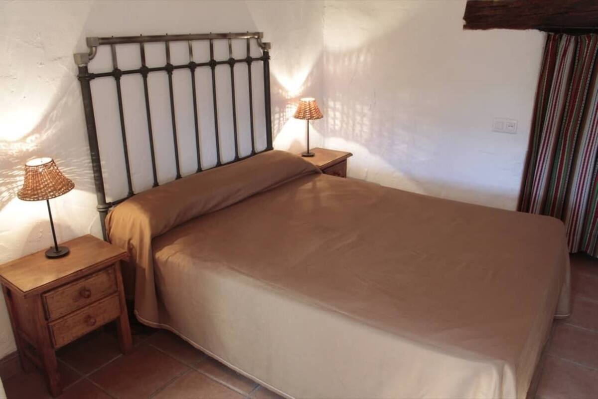 Soundproofing, free WiFi, bed sheets