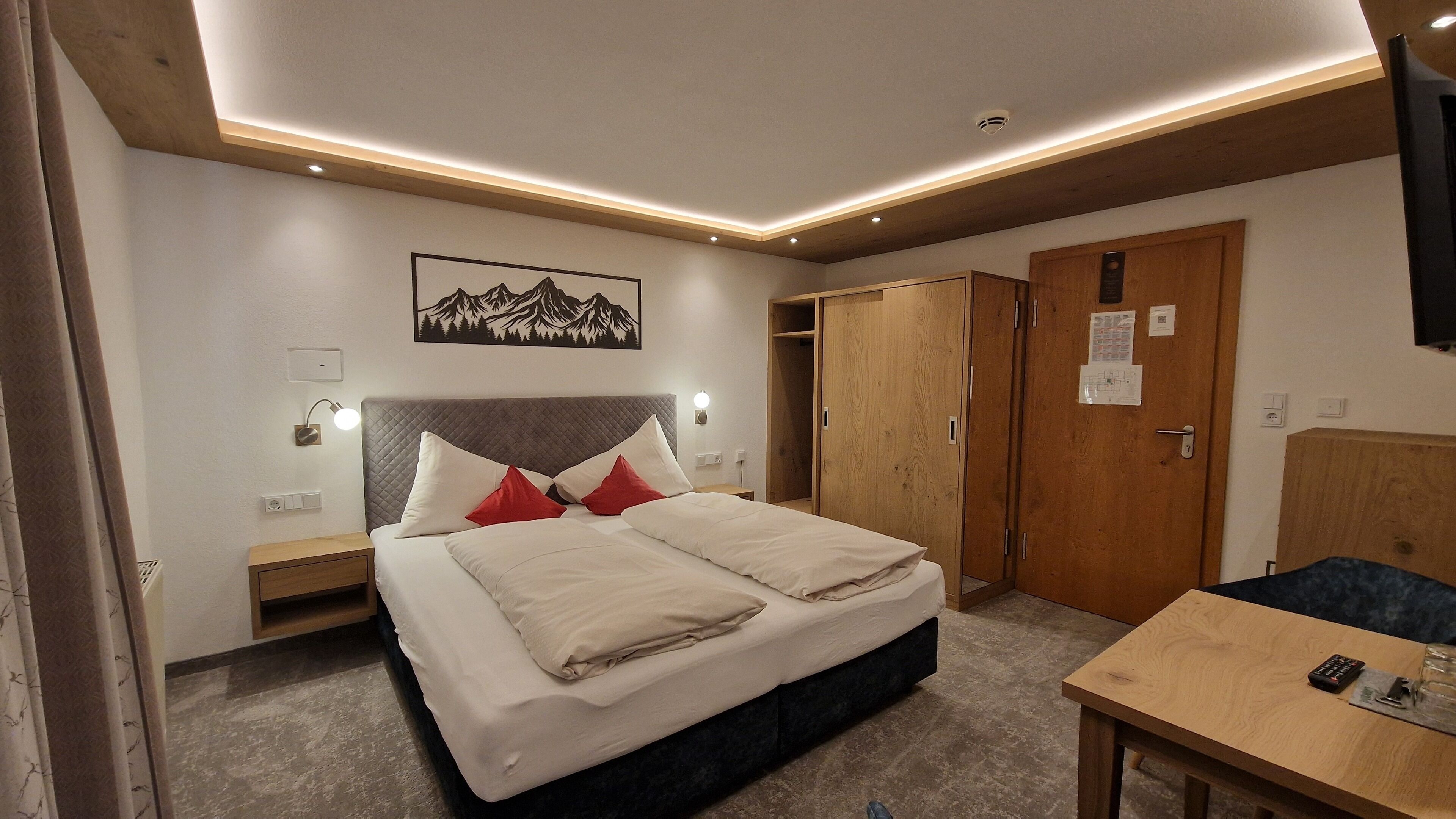 Kahden hengen standard-huone | Tallelokero huoneessa, työpöytä, äänieristys, ilmainen Wi-Fi