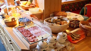A buffet with various food items, including meats, cheeses, and fruits. - Tannenhof (Kirchberg in Tirol)