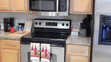 Condo, 1 Queen Bed with Sofa bed, Non Smoking | Private kitchen | Fridge, microwave, oven, stovetop
