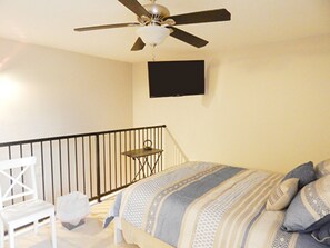 Condo, 1 cama Queen size y sofá cama, para no fumadores | 1 habitación, tabla de planchar con plancha, wifi gratis y ropa de cama 