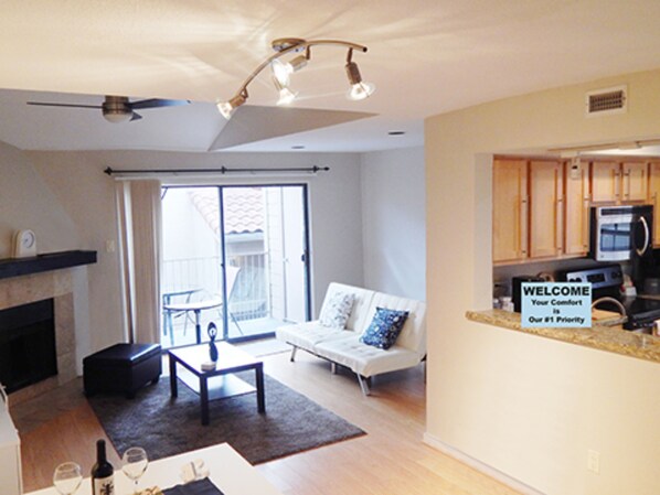 Condo, 1 cama Queen e sofá-cama, para não fumantes | Sala de estar | TV de tela plana, lareira
