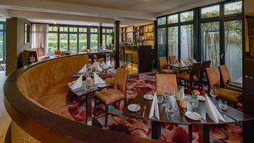 Breakfast, lunch, dinner served; local cuisine