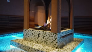 A fire feature with a tiled surround and arches. - Essensio Hotel Düsseldorf (Erkrath)