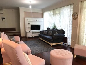 Villa | Wohnzimmer | LCD-Fernseher