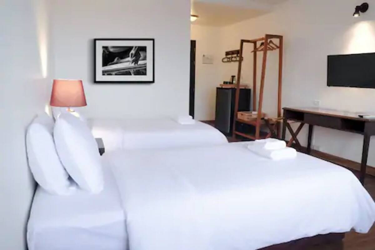 Superior Twin Room | Peti besi dalam bilik, meja, langsir/tirai gelap terus, Wi-fi percuma 