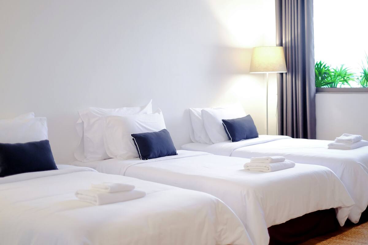 Triple Room  | Peti besi dalam bilik, meja, langsir/tirai gelap terus, Wi-fi percuma 