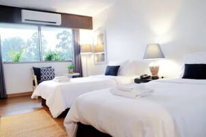 Habitación Deluxe con 2 camas individuales | Caja fuerte, escritorio, cortinas opacas y wifi gratis