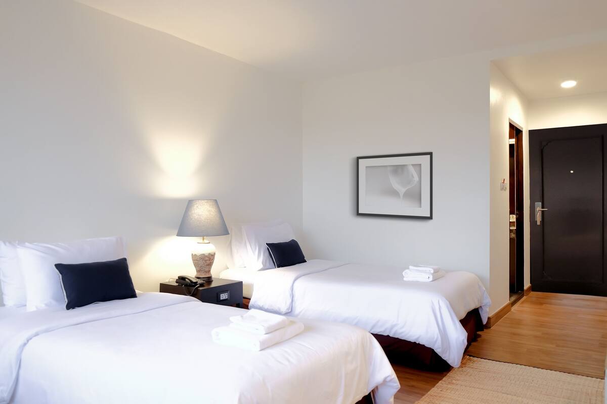 Deluxe Twin Room | Peti besi dalam bilik, meja, langsir/tirai gelap terus, Wi-fi percuma 