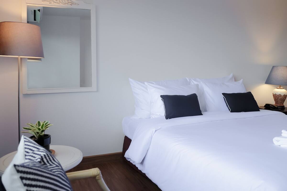Deluxe Double Room | Peti besi dalam bilik, meja, langsir/tirai gelap terus, Wi-fi percuma 