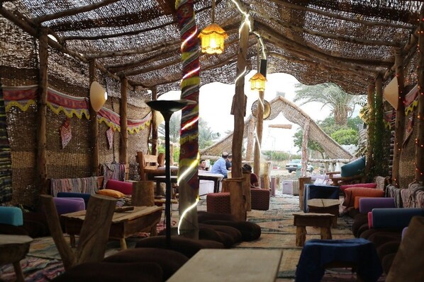 2 bares o lounges, 2 bares junto a la alberca
