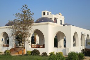 Vista frontal de la propiedad