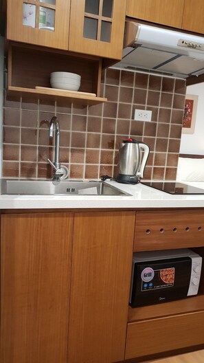 Fridge, microwave, stovetop - DIS 20%@Sweet Studio with 1 bedroom and near West Lake - Bamboo House #R302 (Ha Noi)