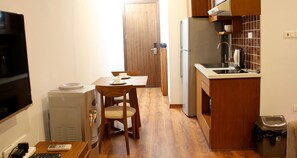Kühlschrank, Mikrowelle, Herdplatte