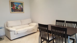 Comfort-Apartment, 2 Schlafzimmer, Terrasse, Meerblick | Wohnzimmer | Flachbildfernseher