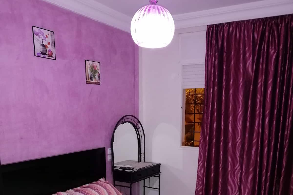 Ein Schlafzimmer mit einem Bett, einem Schreibtisch und einem Stuhl.
