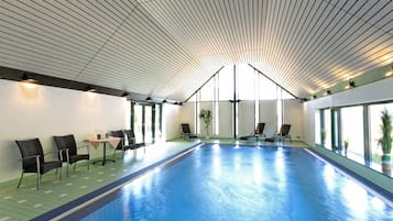 Inomhuspool och solstolar