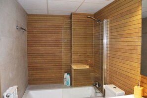 Haartrockner, Handtücher, Seife, Shampoo