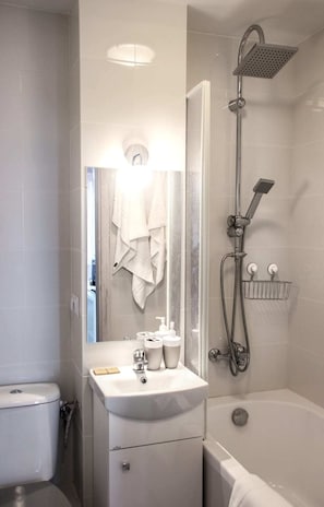 Comfort-Apartment, 1 Doppelbett und Schlafsofa, Nichtraucher, Stadtblick | Badezimmer | Dusche, Haartrockner, Handtücher, Seife