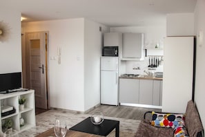 Comfort-Apartment, 1 Doppelbett und Schlafsofa, Nichtraucher, Stadtblick | Eigene Küche | Kühlschrank, Mikrowelle, Herdplatte, Wasserkocher mit Kaffee-/Teezubehör