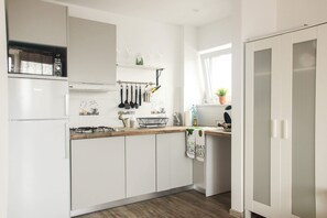 Comfort-Apartment, 1 Doppelbett und Schlafsofa, Nichtraucher, Stadtblick | Eigene Küche | Kühlschrank, Mikrowelle, Herdplatte, Wasserkocher mit Kaffee-/Teezubehör