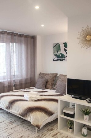 Comfort-Apartment, 1 Doppelbett und Schlafsofa, Nichtraucher, Stadtblick | Individuell dekoriert, individuell eingerichtet, Bügeleisen/Bügelbrett