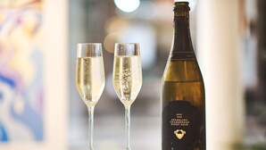 Deux flûtes à champagne et une bouteille de champagne millésimé 1855.