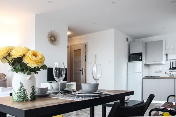 Comfort-Apartment, 1 Doppelbett und Schlafsofa, Nichtraucher, Stadtblick | Eigene Küche | Kühlschrank, Mikrowelle, Herdplatte, Wasserkocher mit Kaffee-/Teezubehör