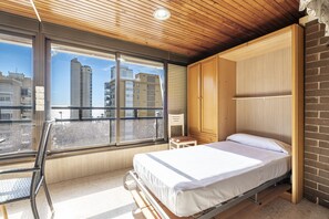 1 slaapkamer, een kluis op de kamer, een strijkplank/strijkijzer