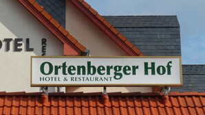 Schild für das Ortenberger Hof Hotel & Restaurant.
