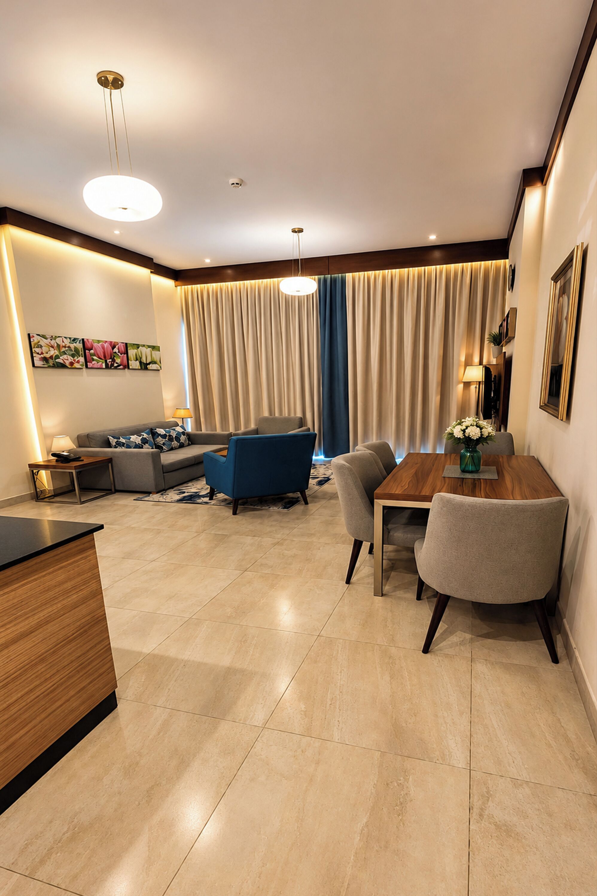 Superior Apartment, Accessible, Non Smoking | Ruang tamu | 32 inci televisyen skrin rata dengan satelit, TV 