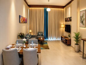 Premium appartement, 1 slaapkamer | Woonruimte | Een 32-inch flatscreentelevisie met satellietzenders en een televisie