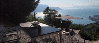 fri udsigt over søen og bjergene i Lavaud / VD